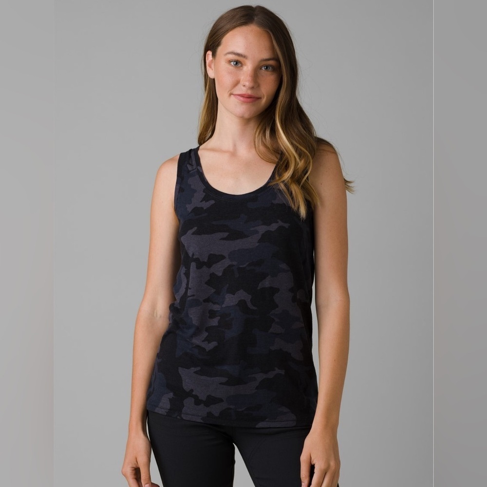 Prana cozy up tank in camo size small